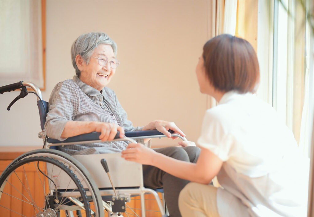 利用者と談笑するスタッフ