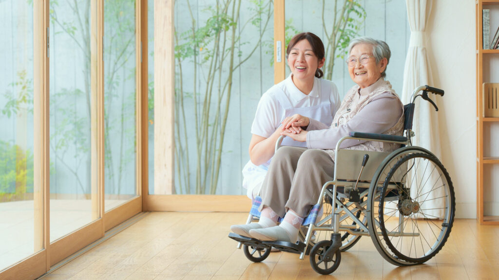 笑顔の利用者とスタッフ