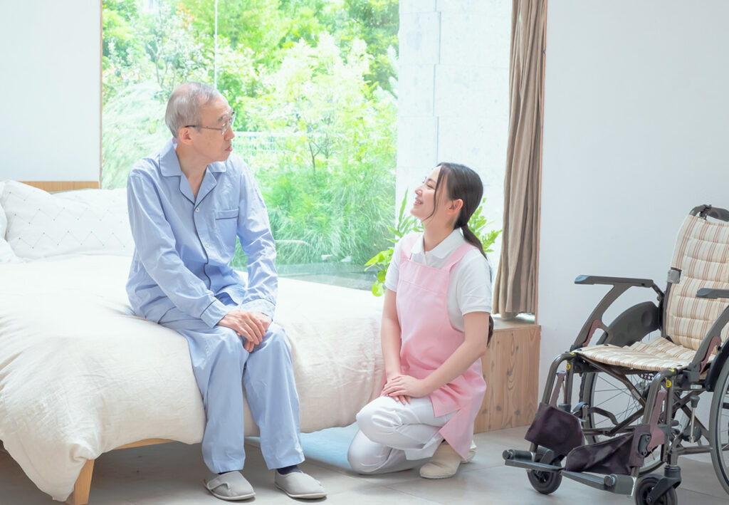 男性利用者の話を聞くスタッフ